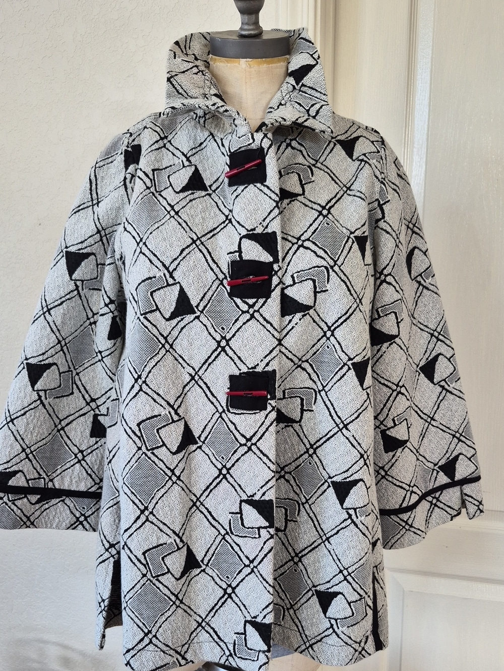 Moonlight White Wired Collar Red Toggle Button Down Jacket Sz Medium